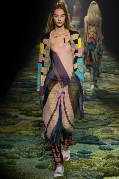 Look 10